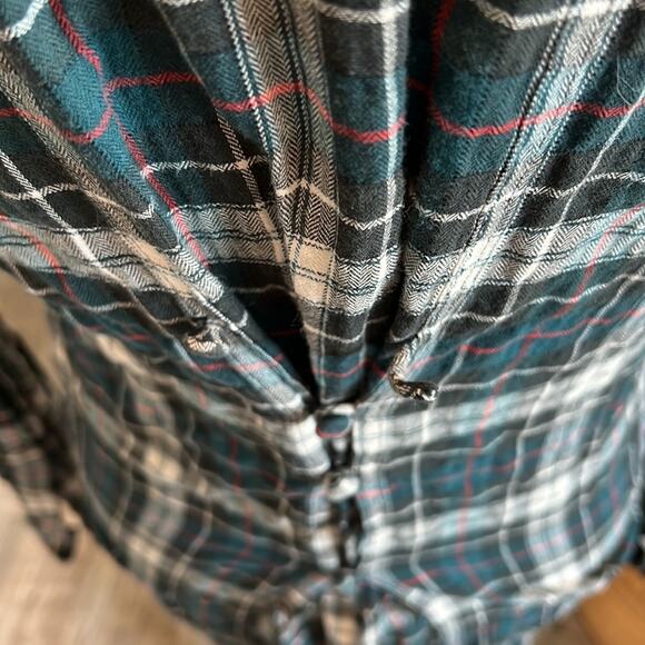 Elizabeth and James Women's Plaid Button-Front Collared Shirt - Size Small - Picture 3 of 5